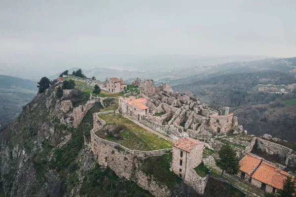 Burası İtalya 'nın antik Gessopalena köyü. Orta Çağ 'ın başlarında Roma öncesi dönemden bu yana yerleşmiş olan bina, üzerinde antik bir şato bulunan 