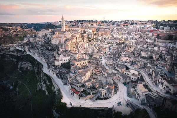 Bu, İtalya 'daki güzel Matera şehrinin bir fotoğrafı. Akşam başlarken fotoğraflandı ve güneş yavaşça battı. Matera, yerleşim olan en eski ve sürekli şehirlerden biridir. 1950 'lere kadar mağaralarda yaşayan insanlar vardı..