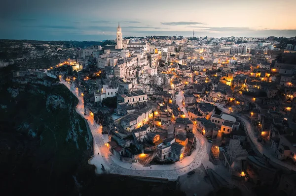 Bu, İtalya 'daki güzel Matera şehrinin bir fotoğrafı. Akşam başlarken fotoğraflandı ve güneş yavaşça battı. Matera, yerleşim olan en eski ve sürekli şehirlerden biridir. 1950 'lere kadar mağaralarda yaşayan insanlar vardı..