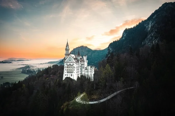 Bavyera 'daki Neuschwanstein, 19. yüzyılın ikinci yarısında Bavyera Kralı Ludwig veya Louis II. Ludwig' in emriyle Fssen yakınlarındaki Schwangau belediyesine bağlı bir kaledir..
