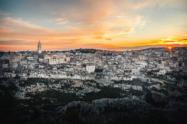 Bu, İtalya 'daki güzel Matera şehrinin bir fotoğrafı. Akşam başlarken fotoğraflandı ve güneş yavaşça battı. Matera, yerleşim olan en eski ve sürekli şehirlerden biridir. 1950 'lere kadar mağaralarda yaşayan insanlar vardı..