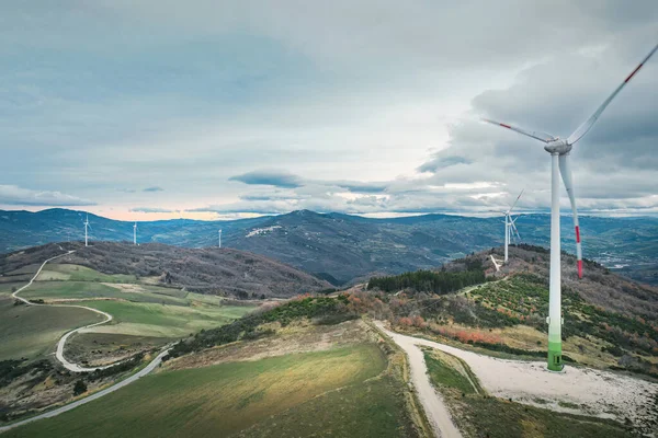 Bu, İtalya 'da San Giovanni Lipioni yakınlarında çekilmiş birden fazla yel değirmenli bir rüzgar çiftliğinin fotoğrafı. Rüzgar çiftliği deniz seviyesinden 710 metre yükseklikte bulunuyor..