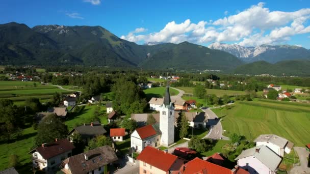 Random Beautiful Village Filmed Countryside Slovenia Background Stunning Mountain Range — ストック動画