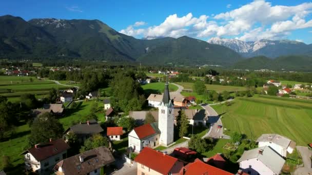 Random Beautiful Village Filmed Countryside Slovenia Background Stunning Mountain Range — Vídeos de Stock
