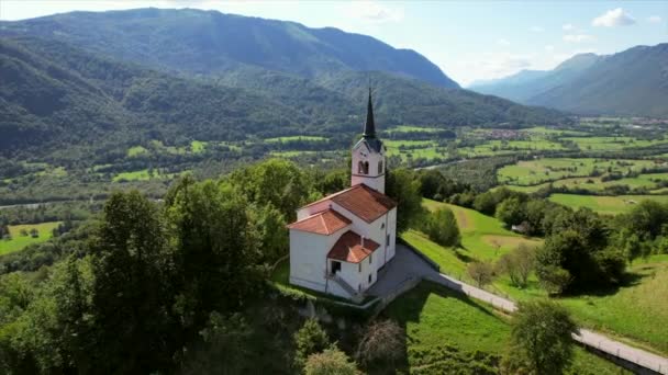 Random Beautiful Church Filmed Countryside Slovenia Background Stunning Mountain Range — Stockvideo