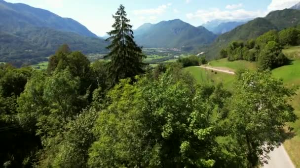 Random Beautiful Church Filmed Countryside Slovenia Background Stunning Mountain Range — ストック動画