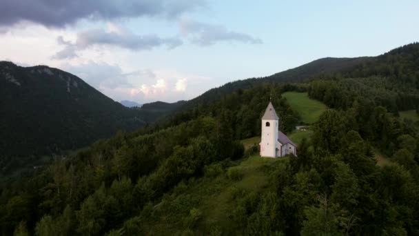 Aerial Video Beautiful Lonely Church Slovenian Landscape Filmed Stunning Sunset — Stockvideo