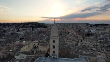 Matera Kilisesi 'nin İtalya' nın güneyindeki Basilicata 'daki klibi. Matera UNESCO Dünya Mirası ve 2019 yılında Avrupa Kültür Başkenti olarak listelenmiştir. Eski mağara kompleksiyle bilinir..