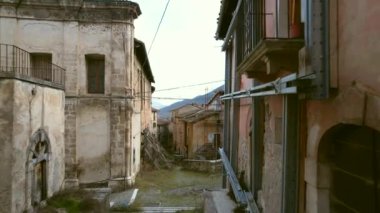 İtalya 'daki terk edilmiş hayalet kasaba Fossa' nın klibi. Kasaba, Roma 'ya 100 km uzaklıktaki Abruzzo bölgesinde LAquila kenti yakınlarında yer almaktadır. Ağır bir depremden sonra terk edilmiş.. 