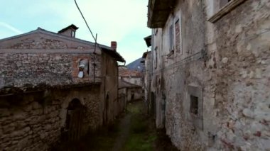 İtalya 'daki terk edilmiş hayalet kasaba Fossa' nın klibi. Kasaba, Roma 'ya 100 km uzaklıktaki Abruzzo bölgesinde LAquila kenti yakınlarında yer almaktadır. Ağır bir depremden sonra terk edilmiş.. 