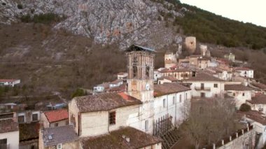 Fossa, İtalya 'daki terk edilmiş kilisenin klibi. Kasaba, Abruzzo bölgesinde LAquila şehrinin yakınında yer almaktadır. Fossa şiddetli bir depremden sonra terk edildi ve şimdi bir hayalet kasaba..