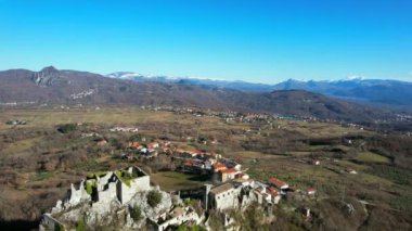 İtalya 'daki hayalet kasaba Rocchetta Alta' nın klibi. Adını ortaçağ kalesinden almıştır. Rocchetta al Volturno Belediyesi 'nin bir parçası. 1960 'larda savaş hasarı nedeniyle terk edilmiş..