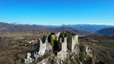İtalya 'daki hayalet kasaba Rocchetta Alta' nın klibi. Adını ortaçağ kalesinden almıştır. Rocchetta al Volturno Belediyesi 'nin bir parçası. 1960 'larda savaş hasarı nedeniyle terk edilmiş..