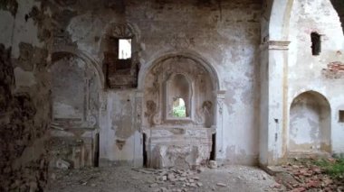 Terk edilmiş, bakımsız bir manastırın hava görüntüsü. Dışarıda kar yağıyor. Adı Convento dei Frati Cappuccini ve 16. yüzyıldan kalma. Grottole, Güney İtalya 'da yer almaktadır..