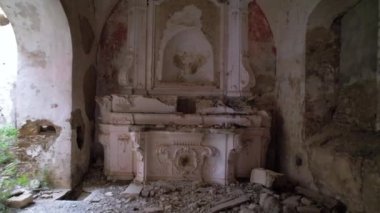 Terk edilmiş, bakımsız bir manastırın hava görüntüsü. Dışarıda kar yağıyor. Adı Convento dei Frati Cappuccini ve 16. yüzyıldan kalma. Grottole, Güney İtalya 'da yer almaktadır..