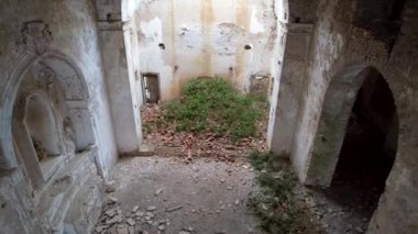 Terk edilmiş, bakımsız bir manastırın hava görüntüsü. Dışarıda kar yağıyor. Adı Convento dei Frati Cappuccini ve 16. yüzyıldan kalma. Grottole, Güney İtalya 'da yer almaktadır..