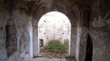 Terk edilmiş, bakımsız bir manastırın hava görüntüsü. Dışarıda kar yağıyor. Adı Convento dei Frati Cappuccini ve 16. yüzyıldan kalma. Grottole, Güney İtalya 'da yer almaktadır..