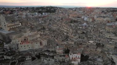 Matera şehrinin güney İtalya 'daki Basilicata kentinin klibi. Matera UNESCO Dünya Mirası ve 2019 yılında Avrupa Kültür Başkenti olarak listelenmiştir. Eski mağara kompleksiyle bilinir..