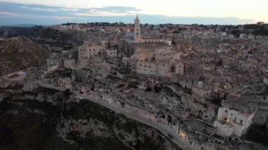 Matera şehrinin güney İtalya 'daki Basilicata kentinin klibi. Matera UNESCO Dünya Mirası ve 2019 yılında Avrupa Kültür Başkenti olarak listelenmiştir. Eski mağara kompleksiyle bilinir..