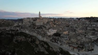 Matera şehrinin güney İtalya 'daki Basilicata kentinin klibi. Matera UNESCO Dünya Mirası ve 2019 yılında Avrupa Kültür Başkenti olarak listelenmiştir. Eski mağara kompleksiyle bilinir..