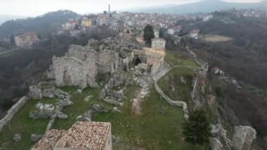 Bu, İtalya 'daki Gessopalena antik köyünün havadan çekilmiş bir videosu. Roma öncesi zamanlardan beri yaşıyor. Gessopalena yavaş yavaş terk edildi. İnsanlar onun yanındaki yeni ve güncel köye taşındı..
