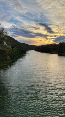 güzel bir gün batımı Nehri.