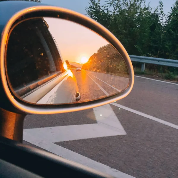 Araba, yol, trafik. Otoyol manzarası, şehir caddesinde araç sürüşü.