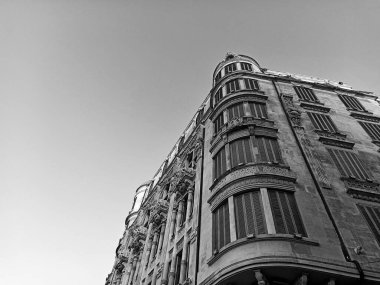 Siyah ve Beyaz Eski Bina, Gökyüzü Siyah, Yüksek Karşıtlık