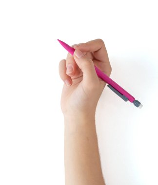 Beyaz arka planda bir kalem tutan el.