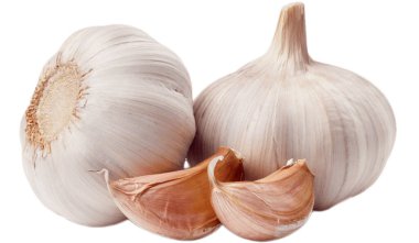 Beyaz arkaplanda çiğ sarımsak