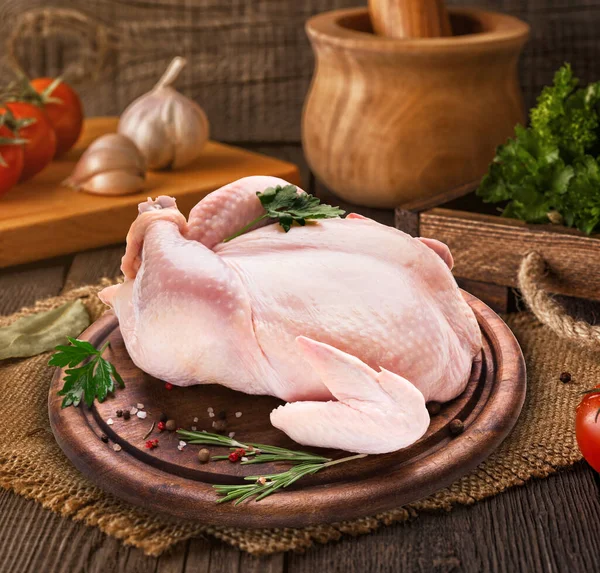 Pechuga Entera Pollo Crudo Con Especias Hierbas Tablero Madera — Foto de Stock