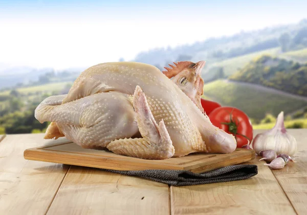 것으로 닭고기를 포크를 식탁에 놓는다 요리사가 떨어져 나가서 — 스톡 사진