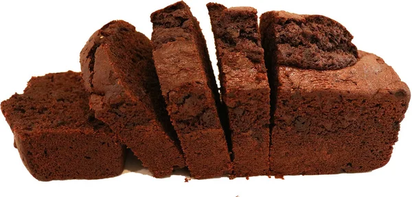 Schokoladenkuchen Mit Zuckerguss Und Scheiben Sahne Isoliert Auf Weißem Hintergrund — Stockfoto