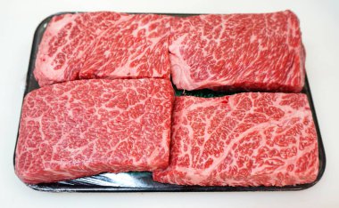 Çiğ wagyu bifteği. Beyaz arkaplanda yakın plan görünümü.