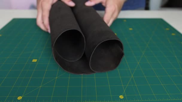 Soigneux Tailleur Coupe Tissu Cuir Noir Avec Cutter Boîte Jaune — Video