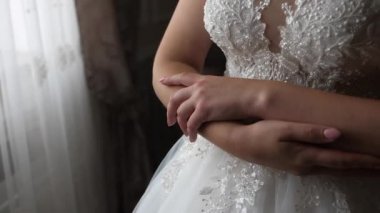 Kız heyecanla elleriyle kendine sarılıyor. Düğün heyecanı gelini. Düğün gününde damat için heyecan verici bir beklenti. Düğün günü..