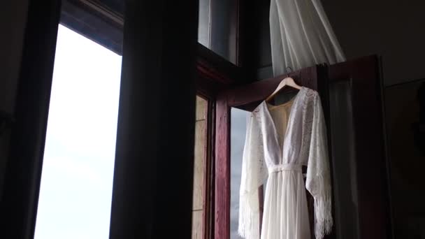 Sukienka Damska Boho Stylu Ciemne Wiśniowe Okno Śnieżnobiała Sukienka Sukienka — Wideo stockowe