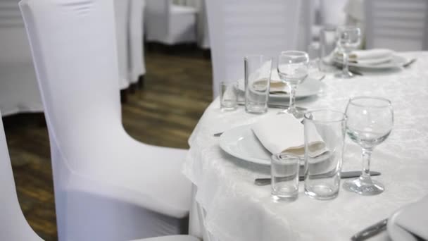 Platos Restaurante Mesa Blanca Preparación Para Banquete Restaurante Platos Maravillosamente — Vídeos de Stock