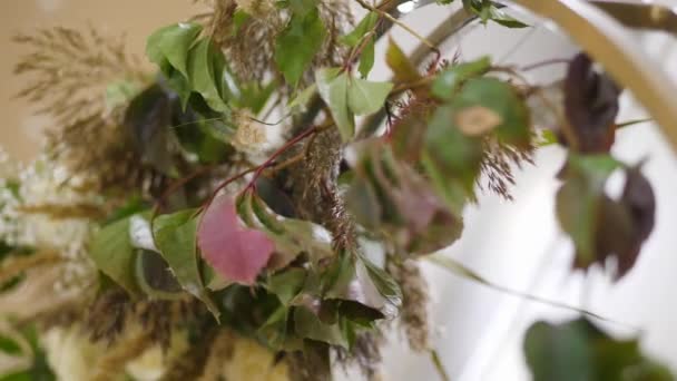 Boho Tarzı Kemer Dekorasyonu Kurumuş Çiçekler Kemerde Asılı Duruyor Macro — Stok video