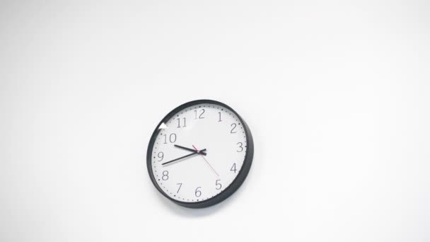 시계가 시계는 시간을 줍니다 슬로우 모션으로 움직이는 프레임 — 비디오