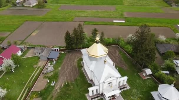 Vuela Lejos Iglesia Derecha Abriendo Paisaje Desde Una Altura Iglesia — Vídeo de stock