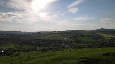 İnsansız hava aracı tarafından çekilen yükseklikten güzel bir doğa. Yamaçlar, gökyüzü yüksekten. Ukrayna manzaraları. Güneşli havada tepeden bak.