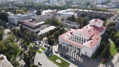 Şehirde filarmoni orkestrası. Şehirdeki güzel bir mimari bina. Şehrin üzerinde İHA uçuşu. Ukrayna 'nın bir şehrinin sokakları.