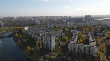 Kiev şehrinin uyku alanı. Ukrayna şehirleri insansız hava aracından çekiliyor. Şehrin sokaklarında uçuyor. Modern şehirlerin manzaraları.