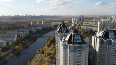 Kiev şehrinde modern bir ev. Çok katlı, çok katlı bir bina. Nehir ve evler üzerinden Kiev 'e insansız uçak..