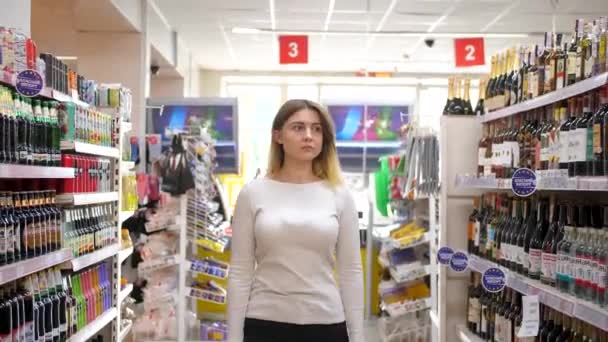 Alcohol Department Store Girl Store Alcohol Alcohol Shelves Girl Supermarket — Stockvideo