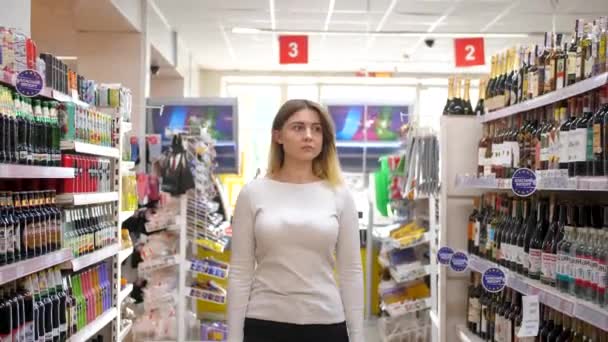 Alcohol Department Store Girl Store Alcohol Alcohol Shelves Girl Supermarket — Stock video