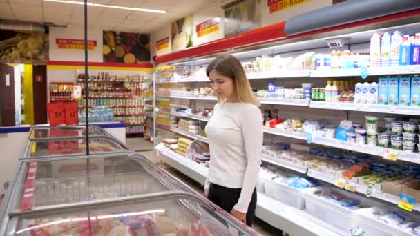 Chica Tienda Departamento Lácteos Supermercado Una Chica Elige Pescado Congelado — Vídeos de Stock