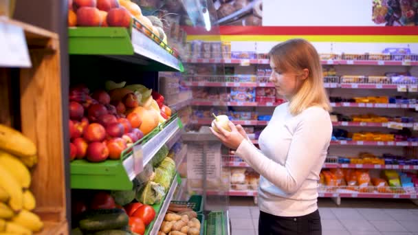 Fruit Store Department Vegetables Supermarket Girl Buys Fruit Sale Natural — Stock Video