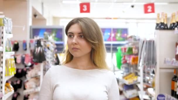 Portrait Fille Une Fille Fait Tour Magasin Regarde Les Comptoirs — Video